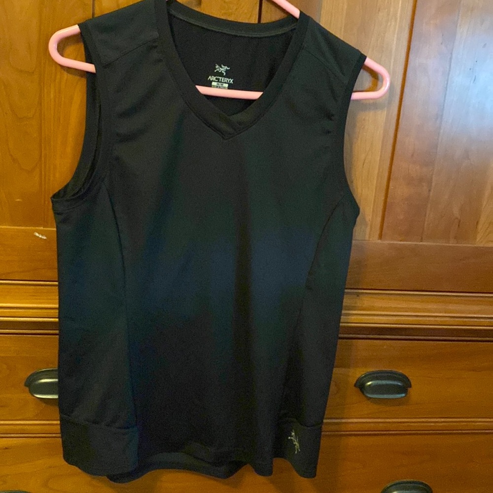 Arc’teryx black short sleeve run hike top athletic fit